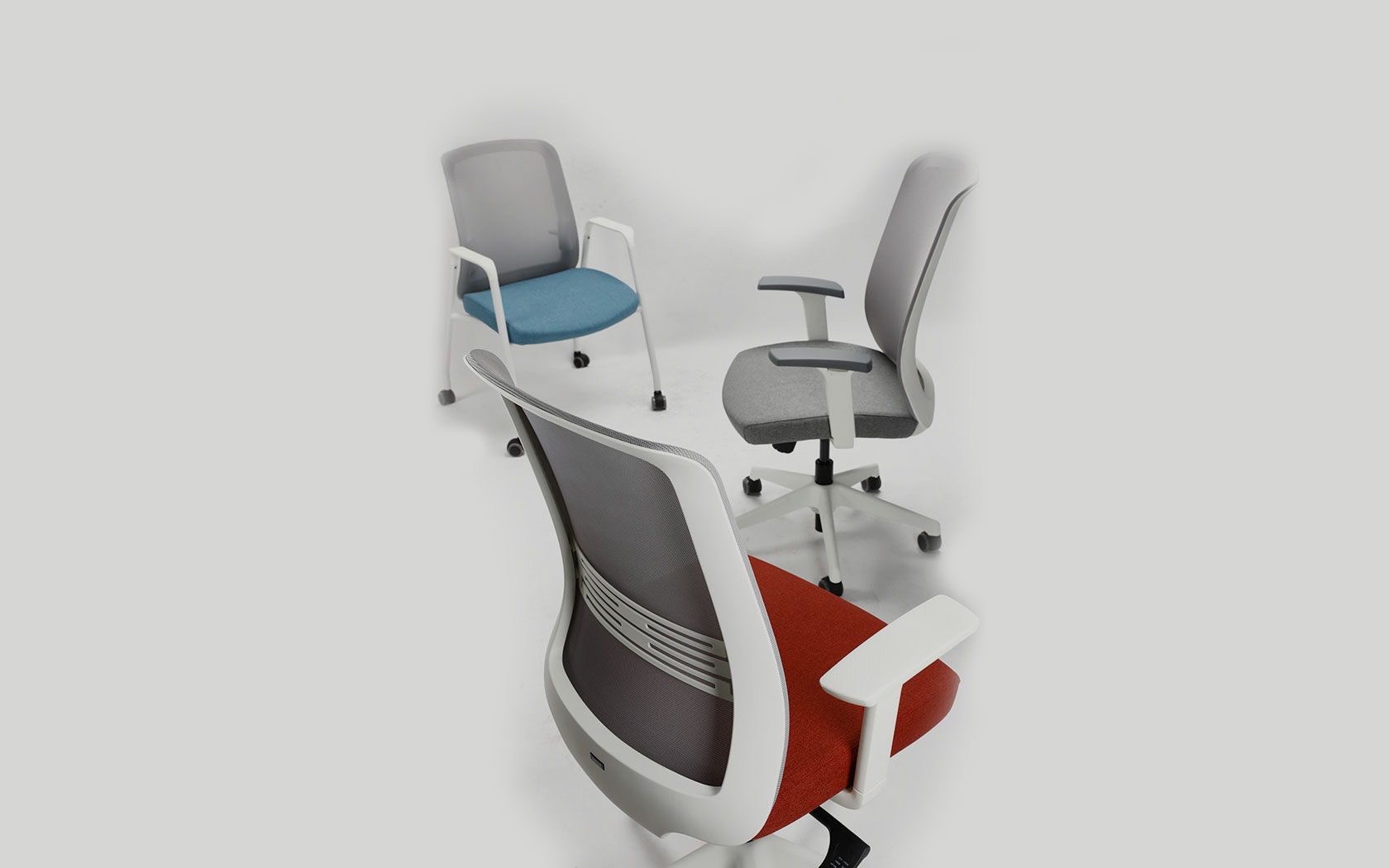 Somos una fábrica de sillas de oficina ergonómicas y de diseño.